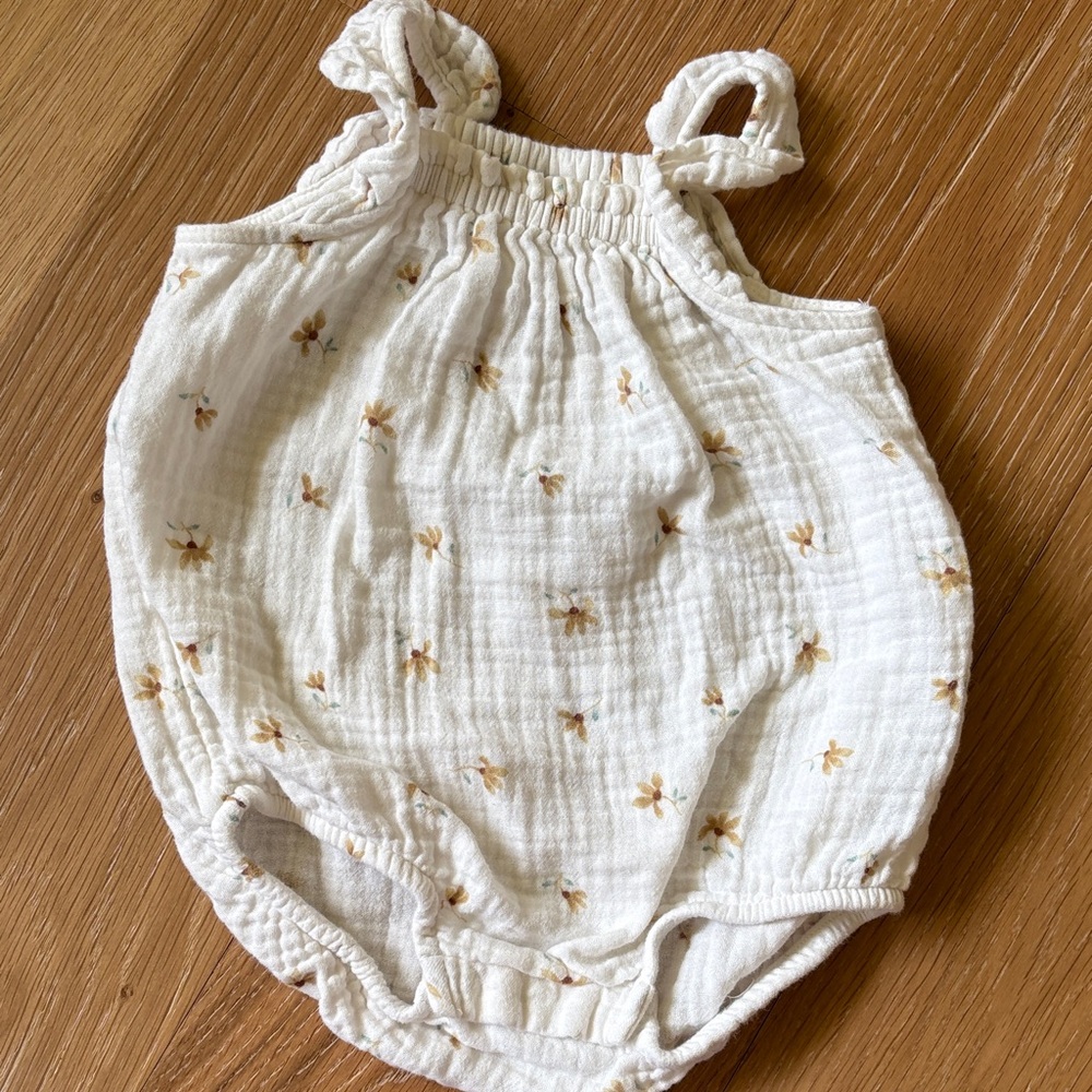 H&M Organic cotton gauze soft onesie with flower detail